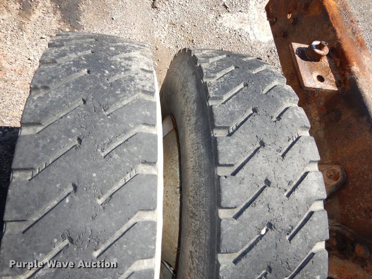 image for item J5661 1990 International 4900 truck chassis