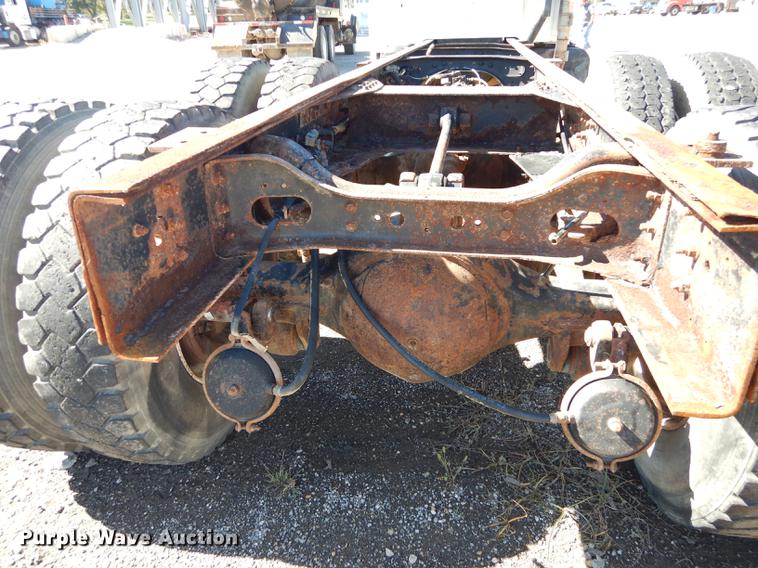 image for item J5661 1990 International 4900 truck chassis