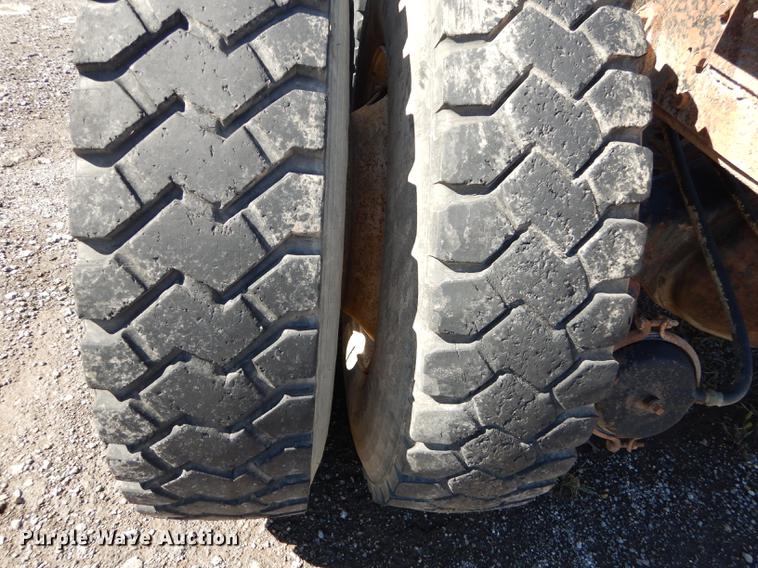 image for item J5661 1990 International 4900 truck chassis