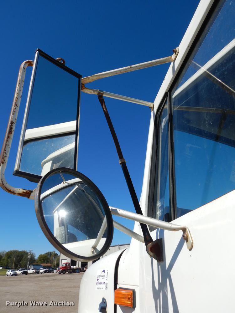 image for item J5661 1990 International 4900 truck chassis