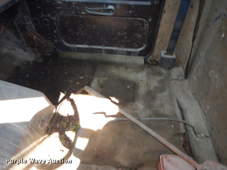 image for item J5661 1990 International 4900 truck chassis