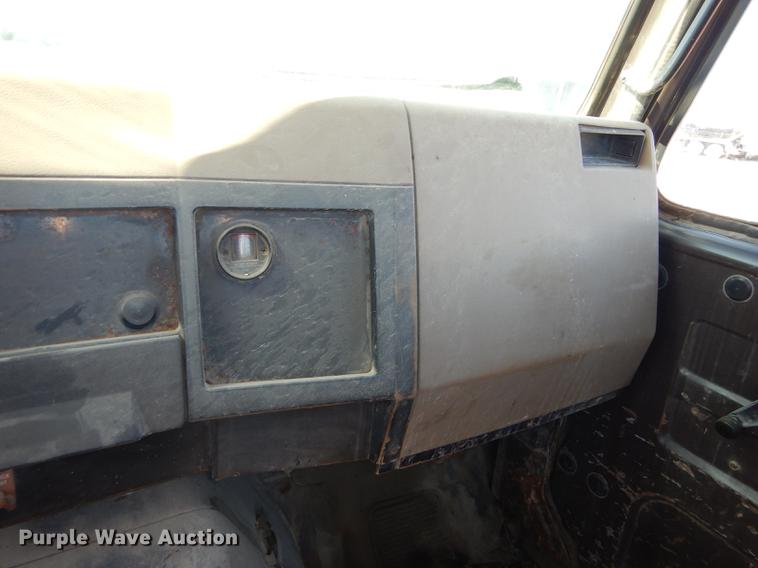 image for item J5661 1990 International 4900 truck chassis