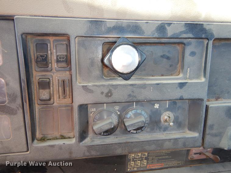 image for item J5661 1990 International 4900 truck chassis