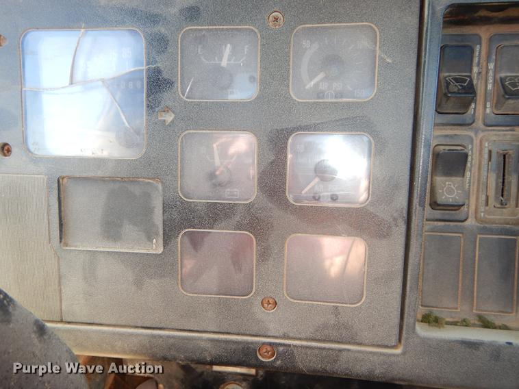 image for item J5661 1990 International 4900 truck chassis