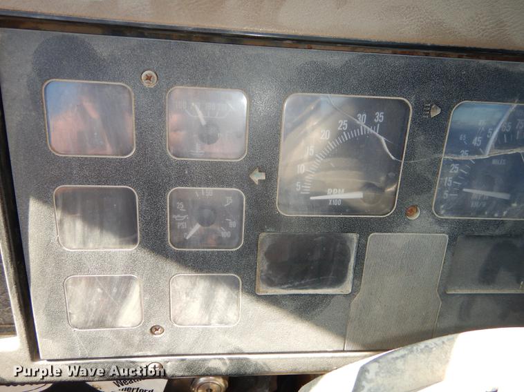 image for item J5661 1990 International 4900 truck chassis