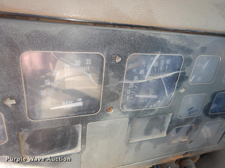 image for item J5661 1990 International 4900 truck chassis