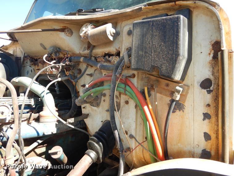 image for item J5661 1990 International 4900 truck chassis