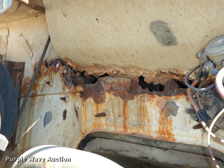 image for item J5661 1990 International 4900 truck chassis