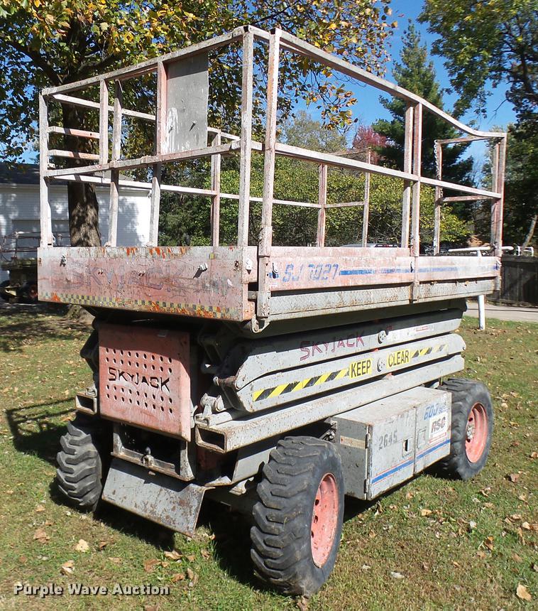 image for item K1763 1994 Sky Jack SJ7027 scissor lift