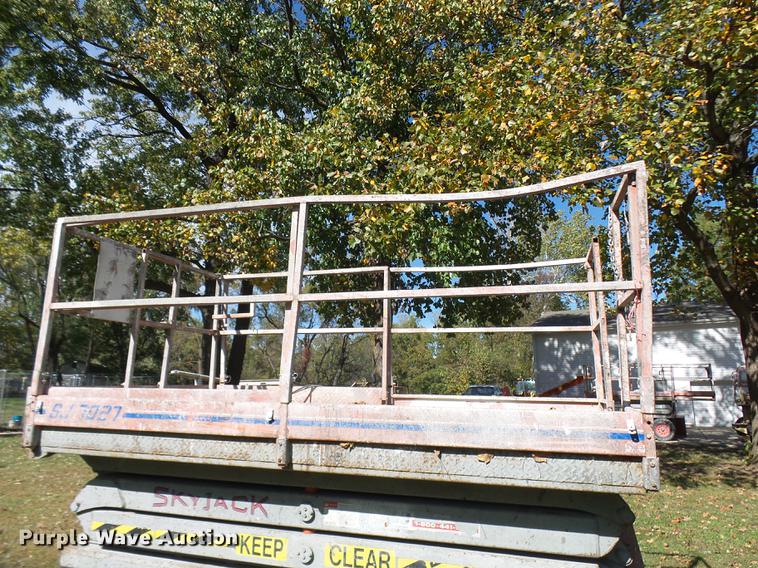 image for item K1763 1994 Sky Jack SJ7027 scissor lift