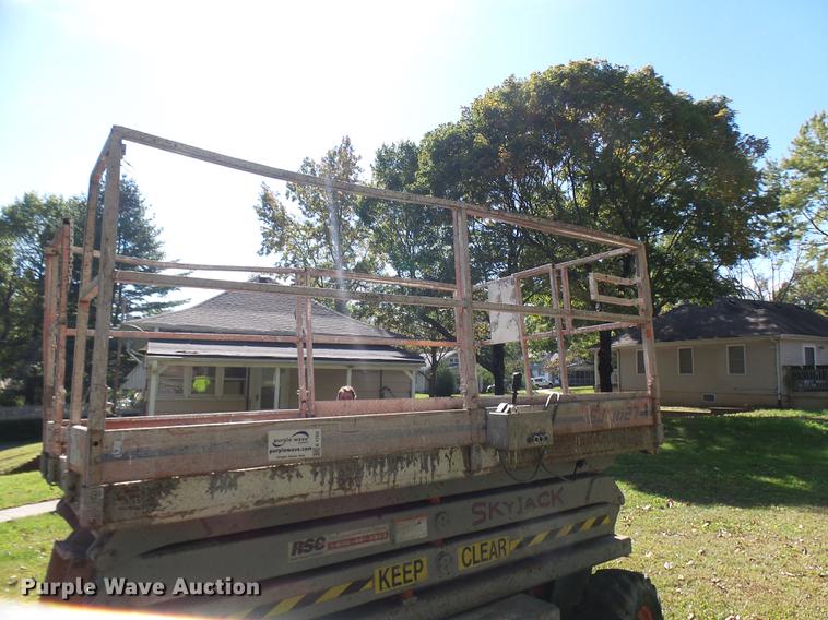 image for item K1763 1994 Sky Jack SJ7027 scissor lift