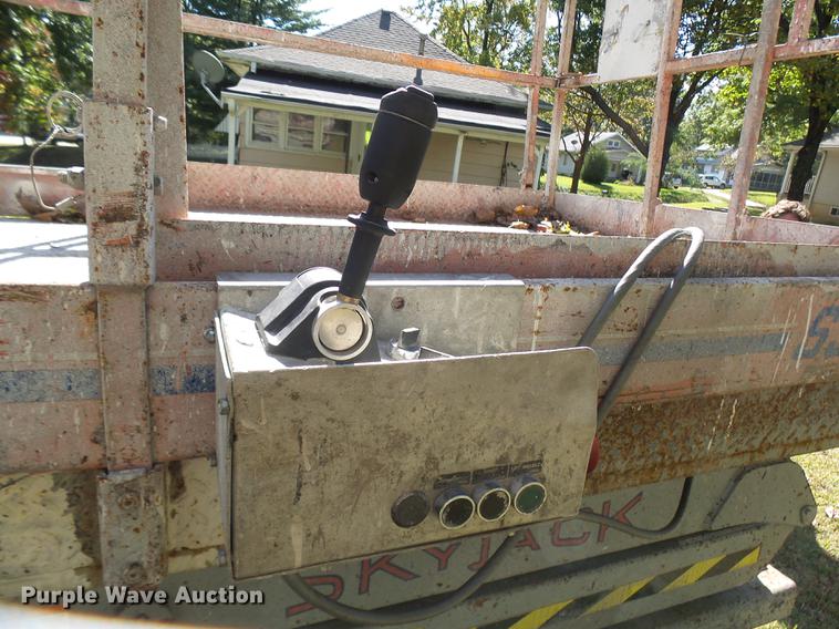 image for item K1763 1994 Sky Jack SJ7027 scissor lift