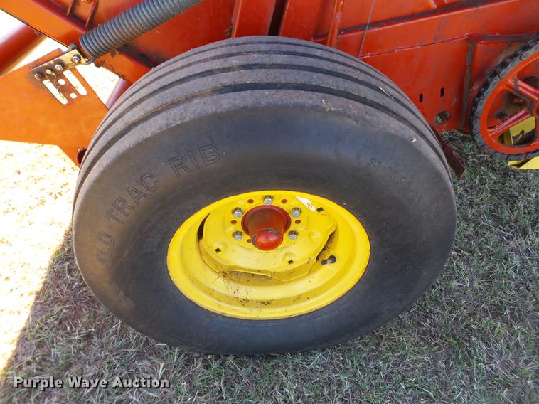 image for item BJ9942 1989 New Holland 855 round baler