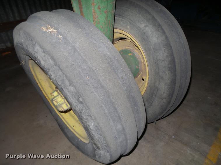 image for item BJ9957 John Deere 3010 tractor