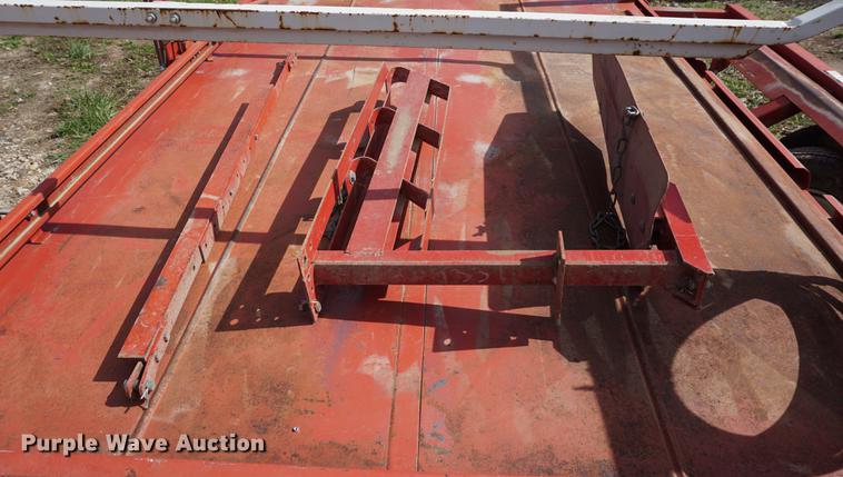 image for item DA1292 Hoelscher 1000 bale accumulator