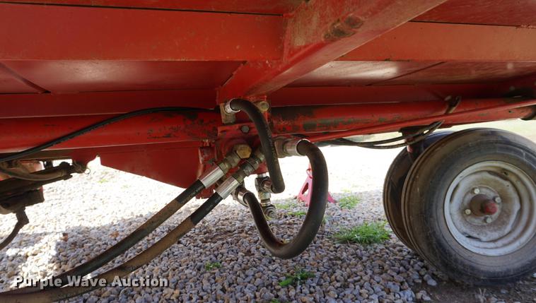 image for item DA1292 Hoelscher 1000 bale accumulator