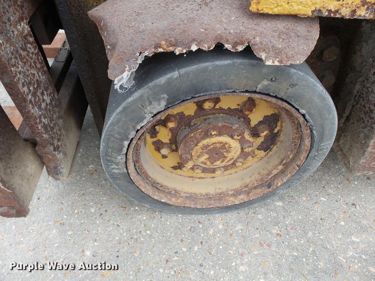 image for item DA2416 Caterpillar forklift