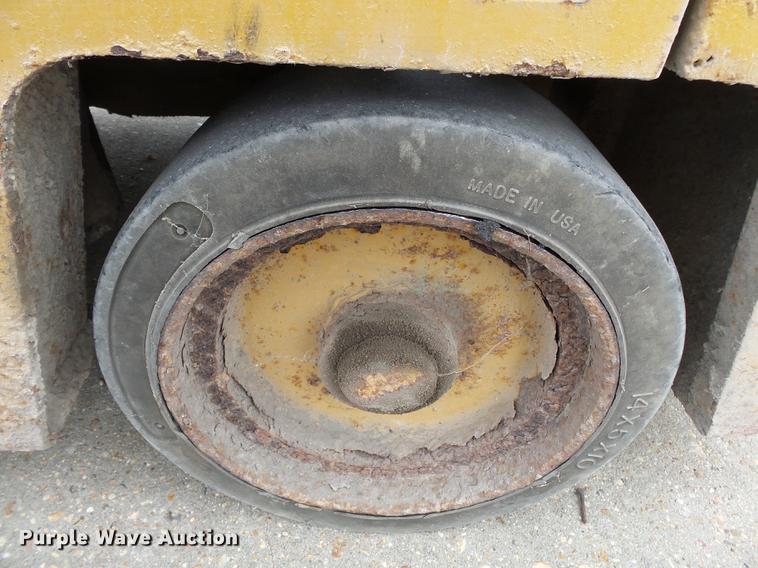 image for item DA2416 Caterpillar forklift