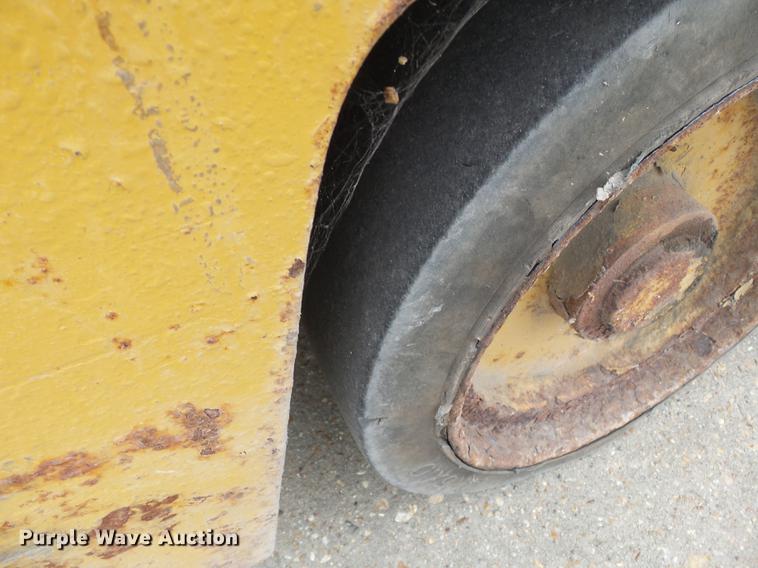 image for item DA2416 Caterpillar forklift