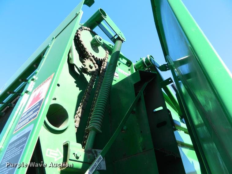image for item DB1161 2011 John Deere 568 round baler