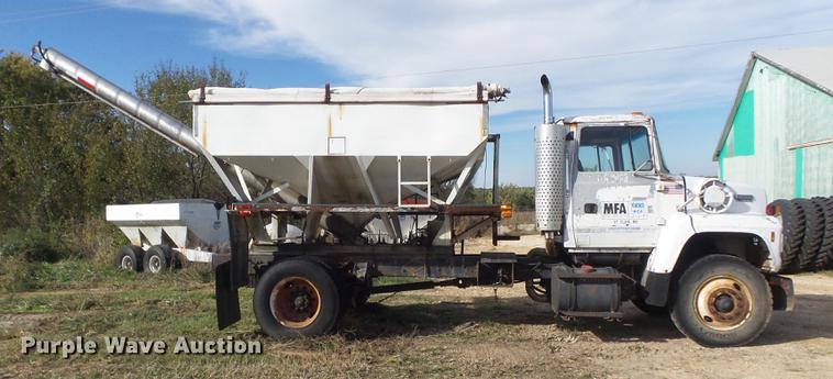 image for item DB6359 1991 Ford L8000 fertilizer tender truck