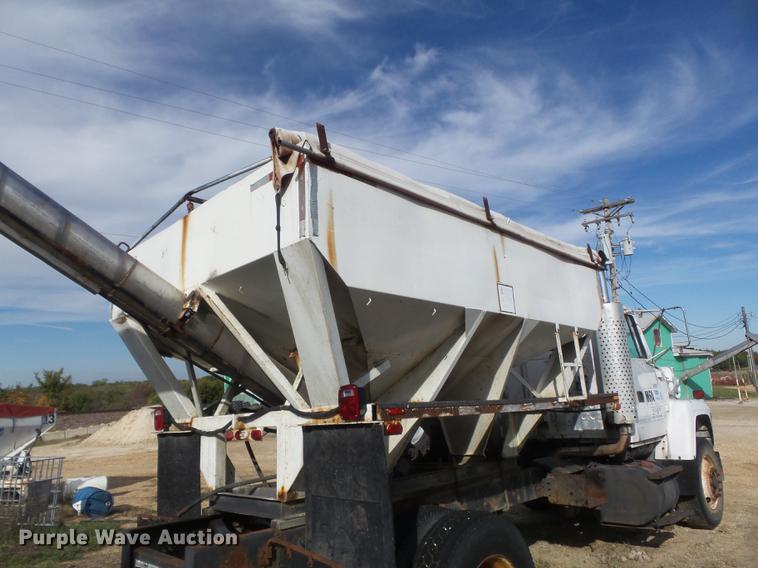 image for item DB6359 1991 Ford L8000 fertilizer tender truck