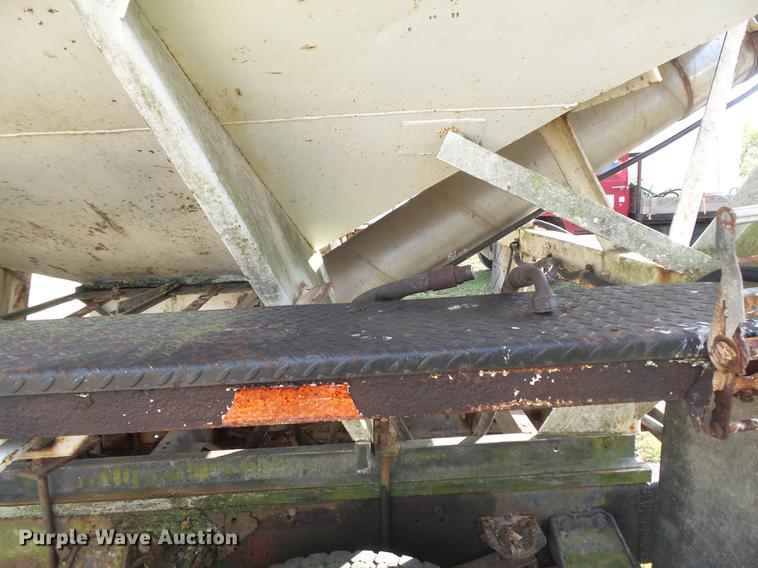 image for item DB6359 1991 Ford L8000 fertilizer tender truck