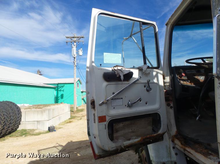 image for item DB6359 1991 Ford L8000 fertilizer tender truck