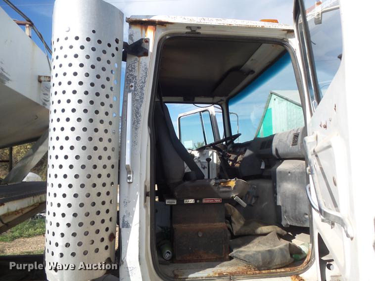 image for item DB6359 1991 Ford L8000 fertilizer tender truck