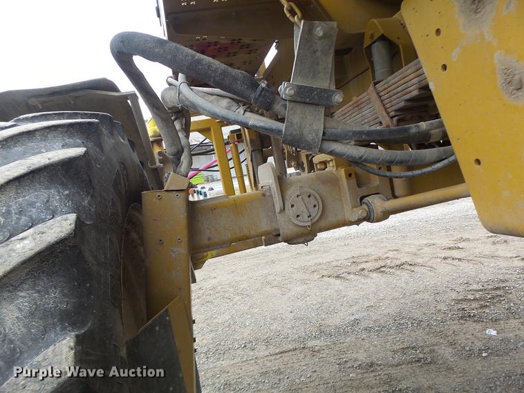 image for item DB9981 2006 Ag-Chem RoGator 874 self-propelled sprayer