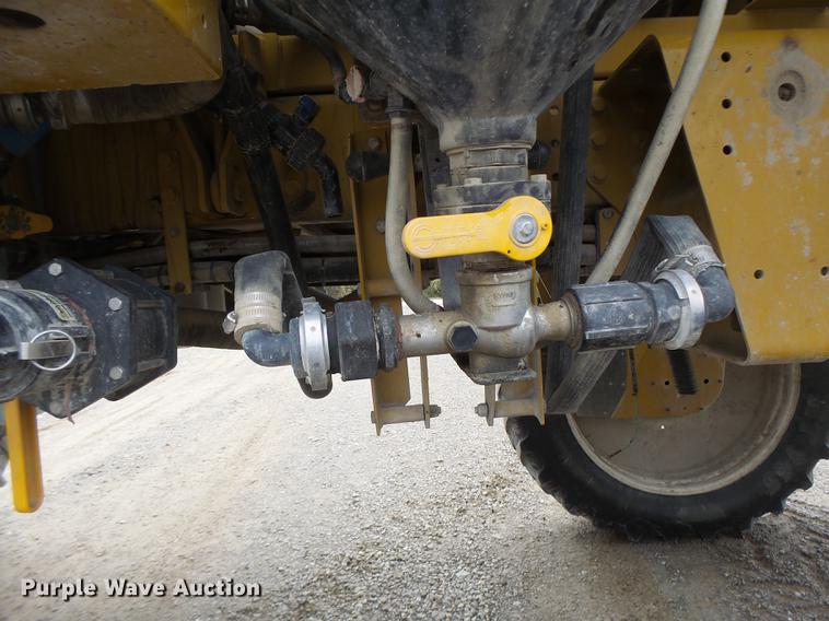 image for item DB9981 2006 Ag-Chem RoGator 874 self-propelled sprayer