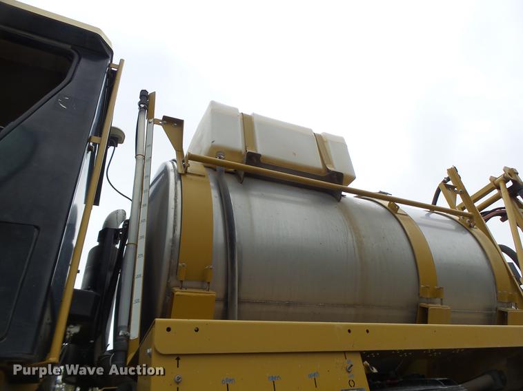 image for item DB9981 2006 Ag-Chem RoGator 874 self-propelled sprayer