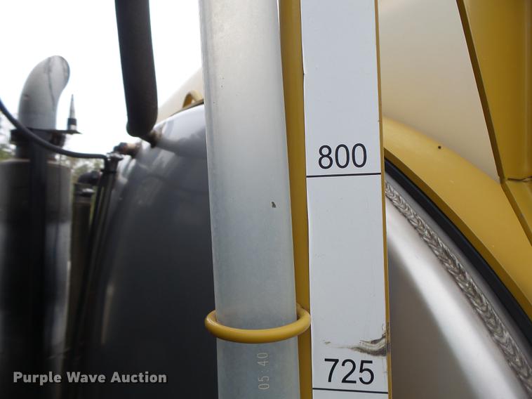 image for item DB9981 2006 Ag-Chem RoGator 874 self-propelled sprayer