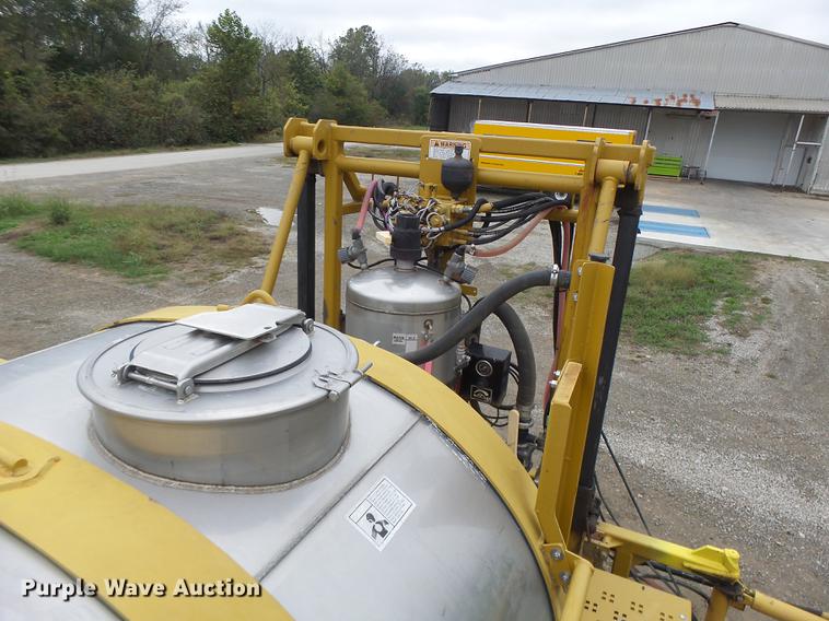 image for item DB9981 2006 Ag-Chem RoGator 874 self-propelled sprayer