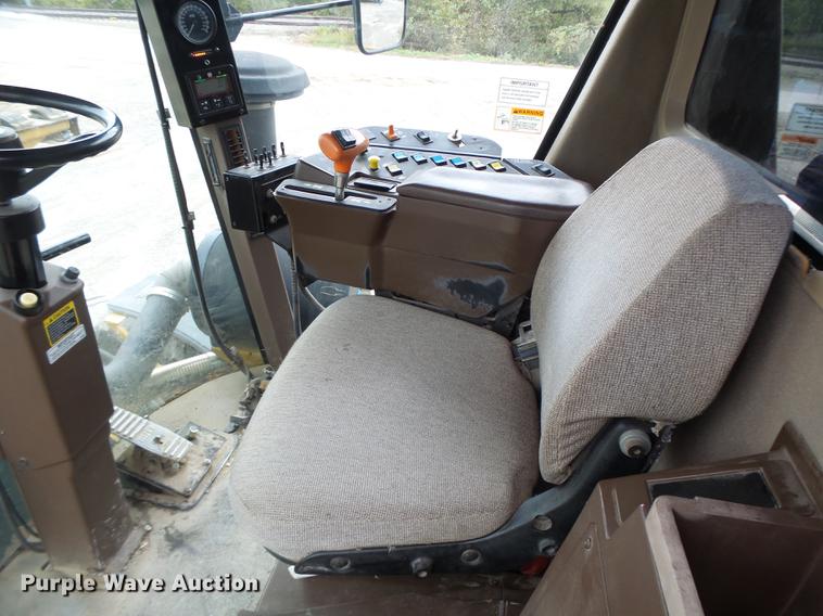 image for item DB9981 2006 Ag-Chem RoGator 874 self-propelled sprayer