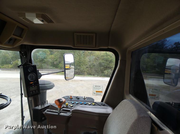 image for item DB9981 2006 Ag-Chem RoGator 874 self-propelled sprayer