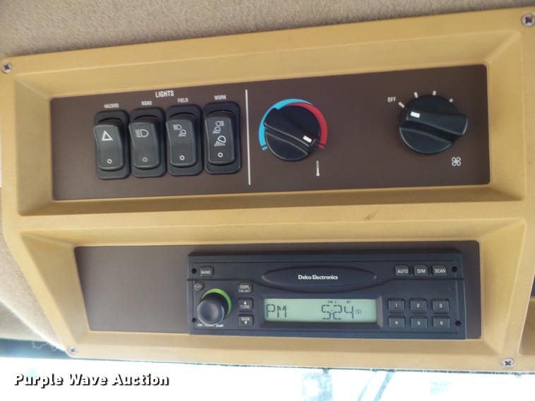 image for item DB9981 2006 Ag-Chem RoGator 874 self-propelled sprayer