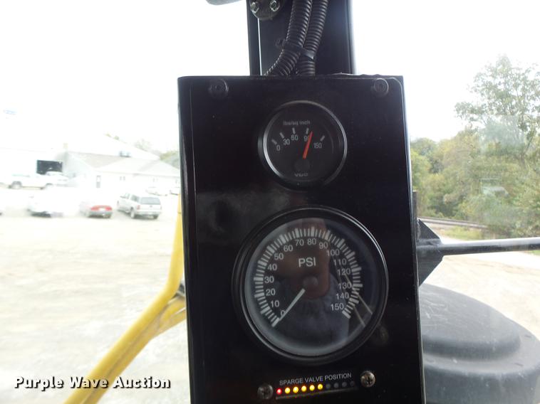 image for item DB9981 2006 Ag-Chem RoGator 874 self-propelled sprayer