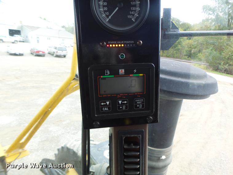 image for item DB9981 2006 Ag-Chem RoGator 874 self-propelled sprayer