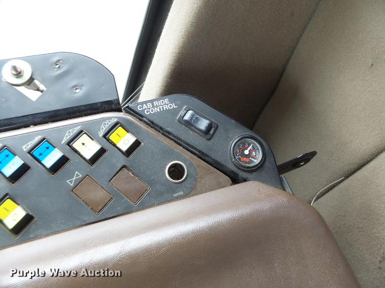 image for item DB9981 2006 Ag-Chem RoGator 874 self-propelled sprayer