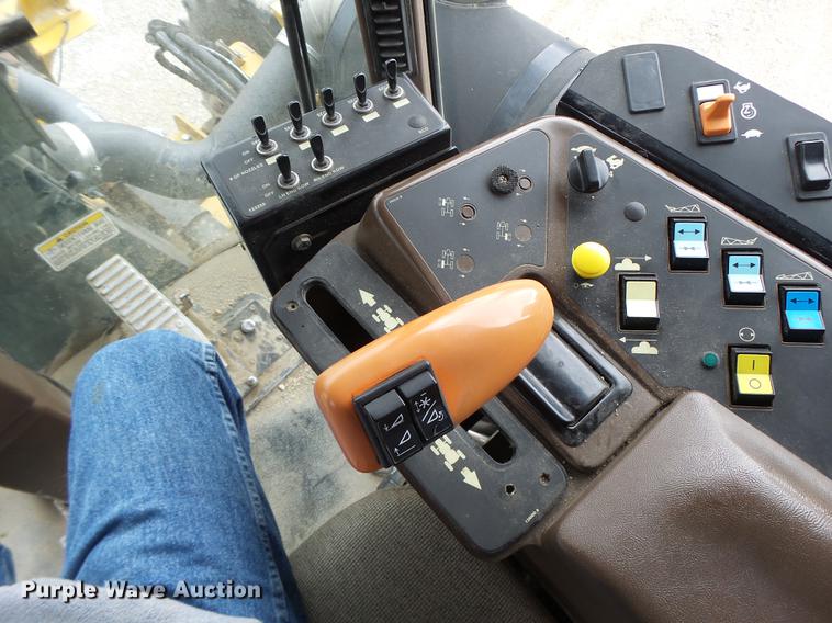 image for item DB9981 2006 Ag-Chem RoGator 874 self-propelled sprayer