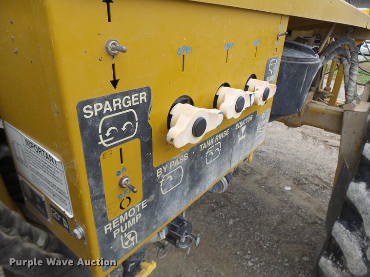 image for item DB9981 2006 Ag-Chem RoGator 874 self-propelled sprayer