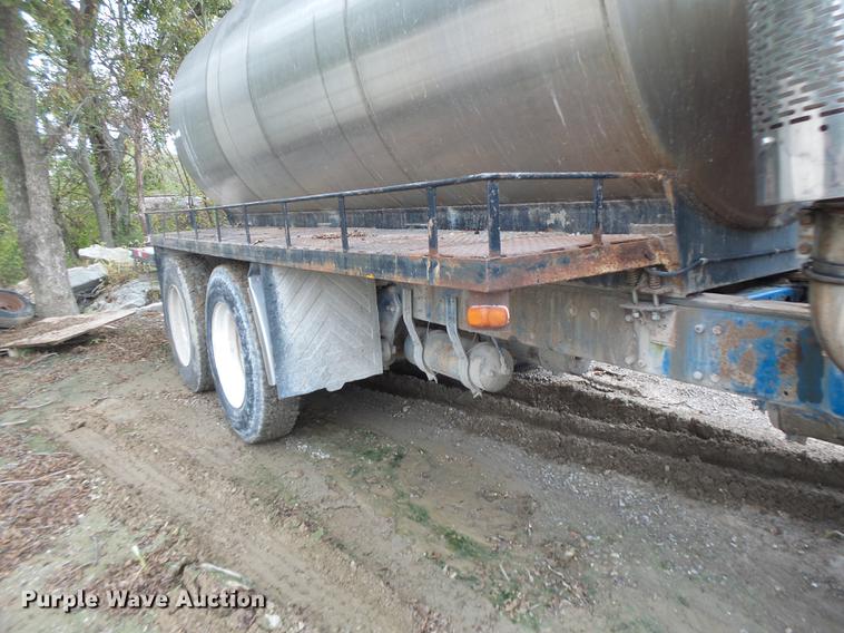 image for item DB9982 1995 Freightliner FLD tank truck