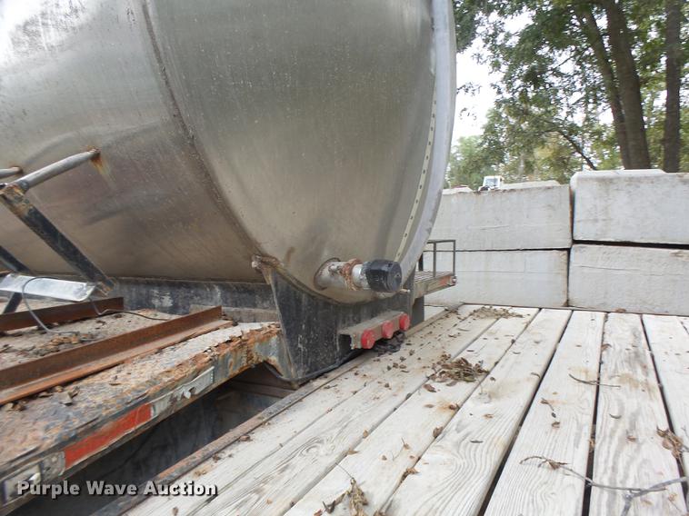 image for item DB9982 1995 Freightliner FLD tank truck