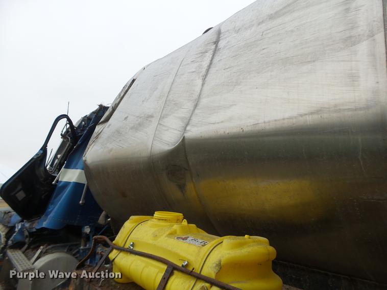 image for item DB9982 1995 Freightliner FLD tank truck