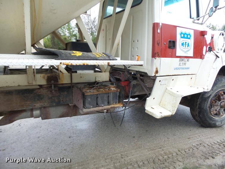 image for item DB9991 1993 Ford L8000 fertilizer tender truck