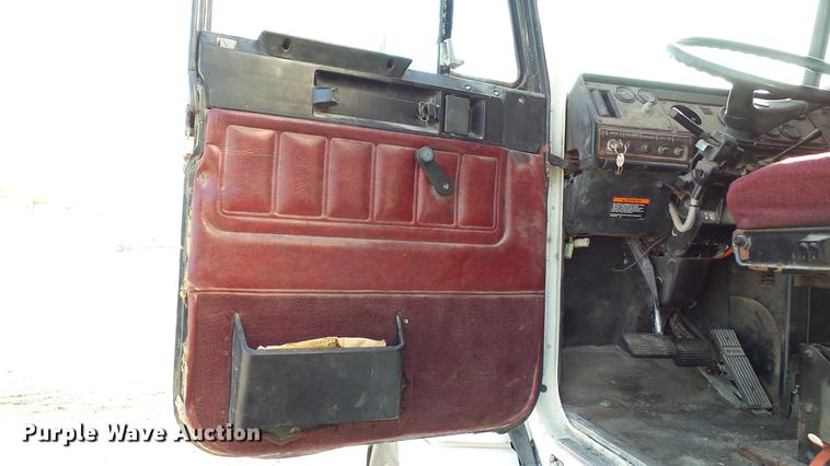 image for item DC1007 1997 Freightliner FLD tender truck