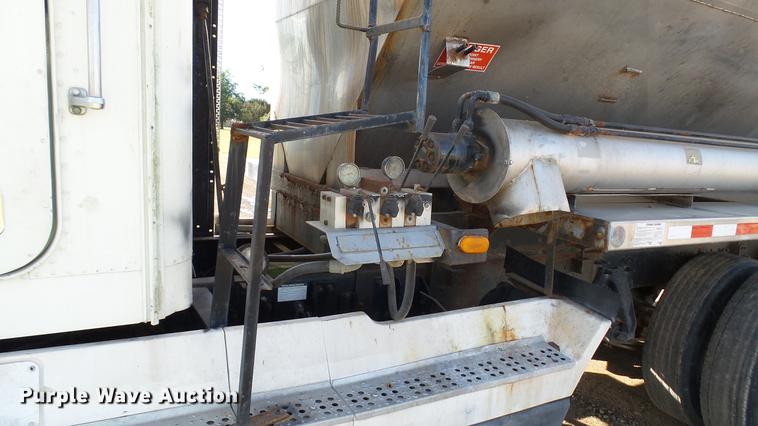 image for item DC1007 1997 Freightliner FLD tender truck