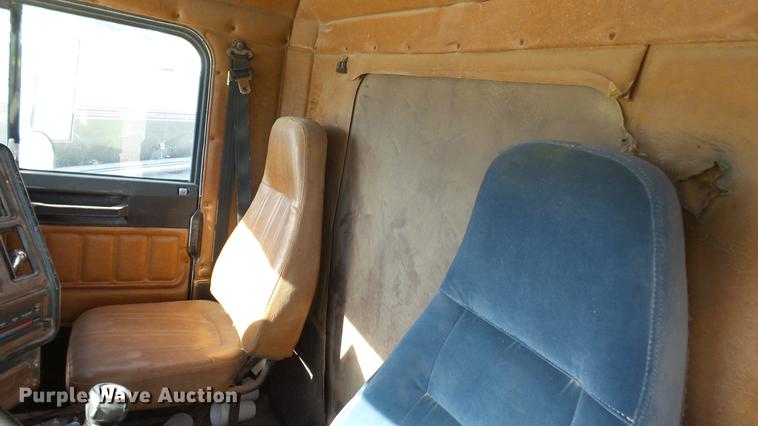 image for item DC1009 1996 Freightliner FLD tender truck