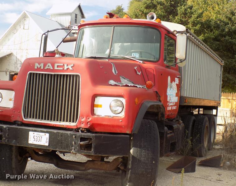 image for item DC4765 1982 Mack 685S grain truck